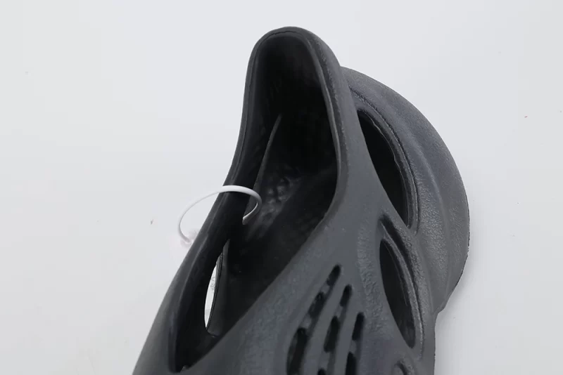 Yeezy Foam Runner Onyx Reps-01